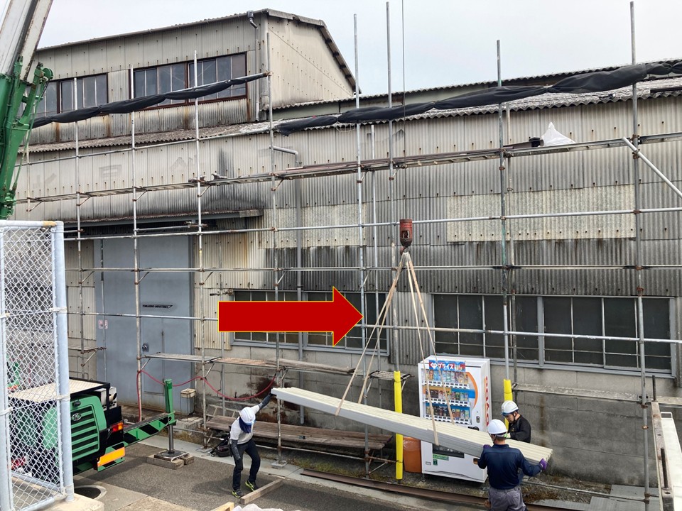 屋根材を荷揚げしていきます