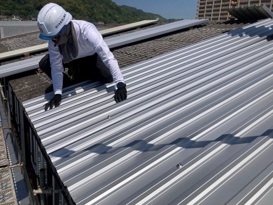 屋根材を仮置きしていきます