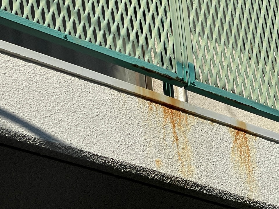 手摺に錆が広がっています