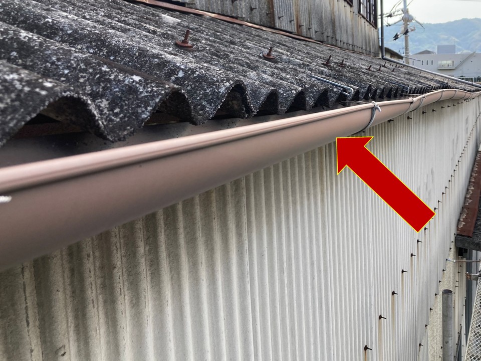 施工前の雨樋には歪みが見られます