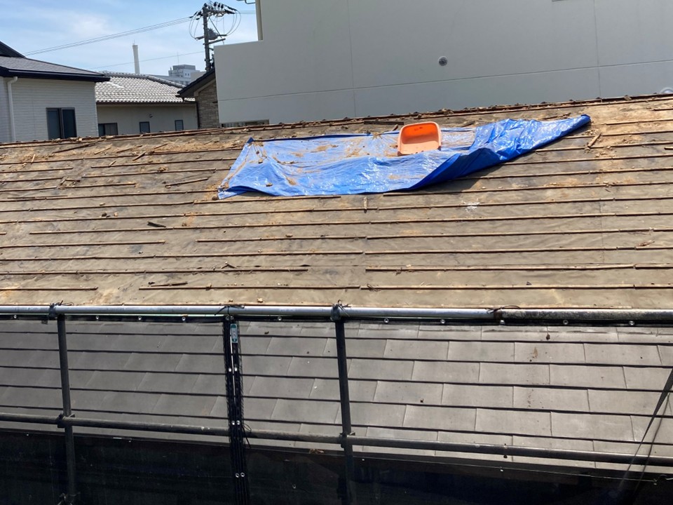 既存瓦を撤去していきます