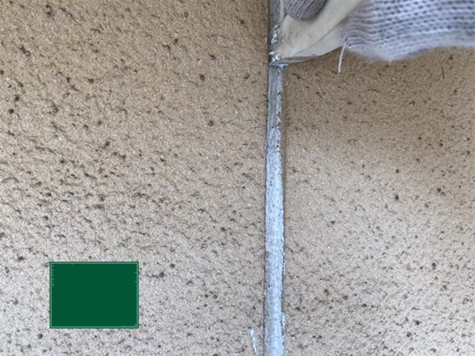 クラック補修を行います