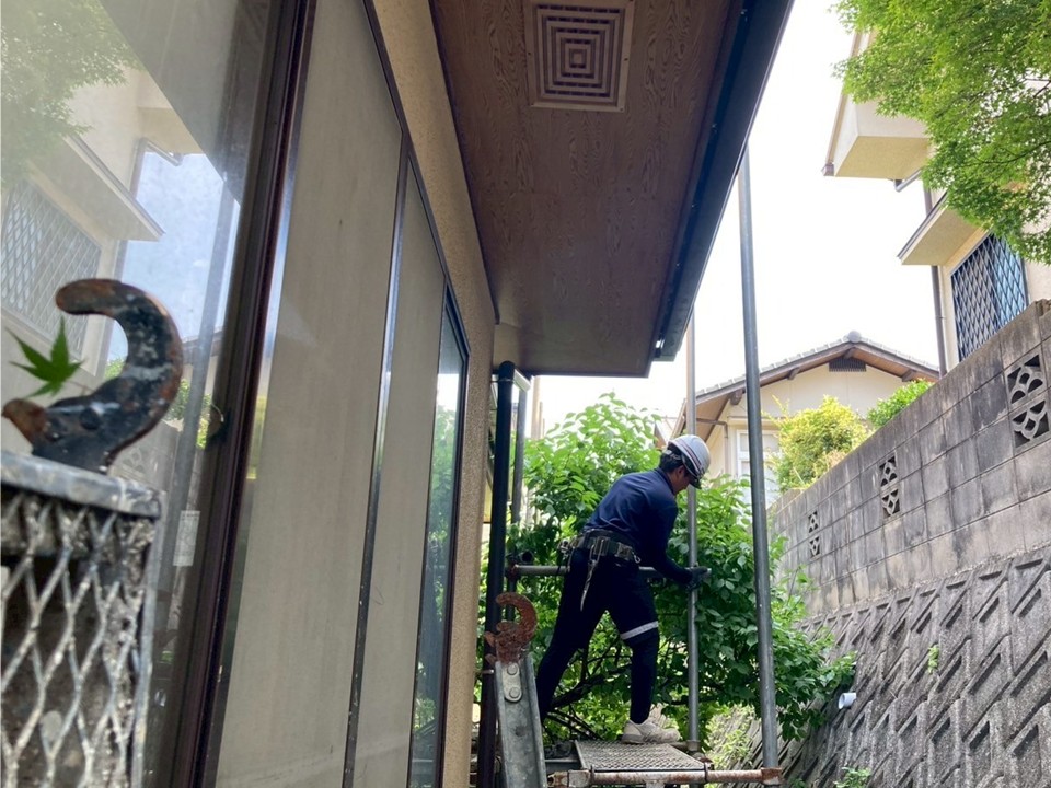 仮設足場の設置を行います