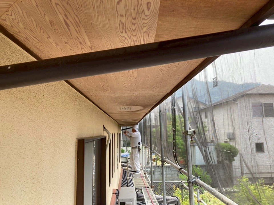 軒天補修工事を行っています