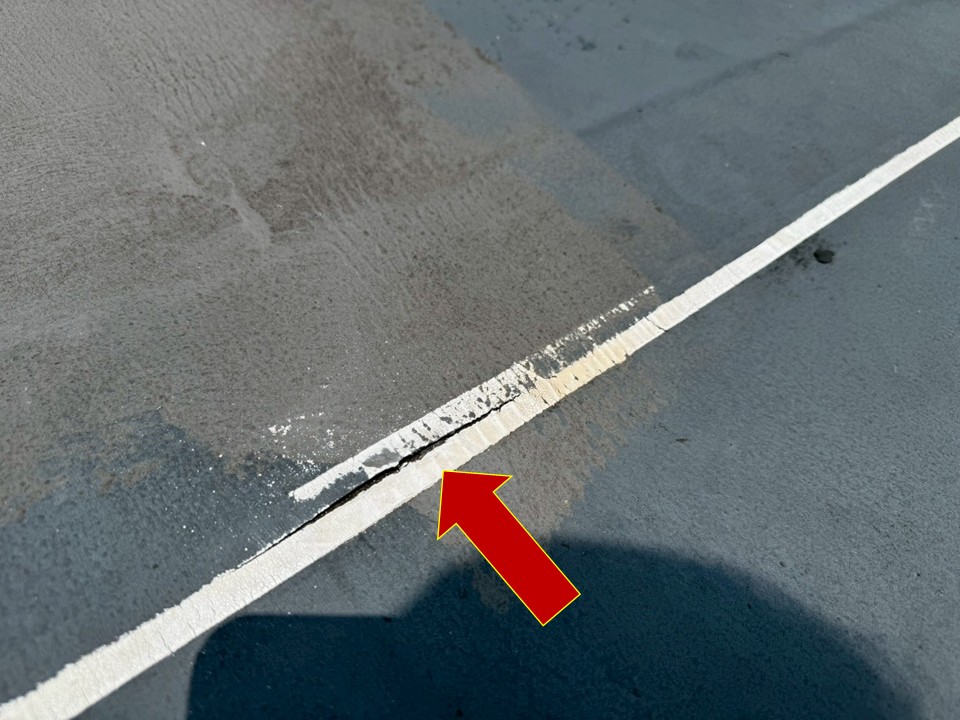 防水層に亀裂が見られました
