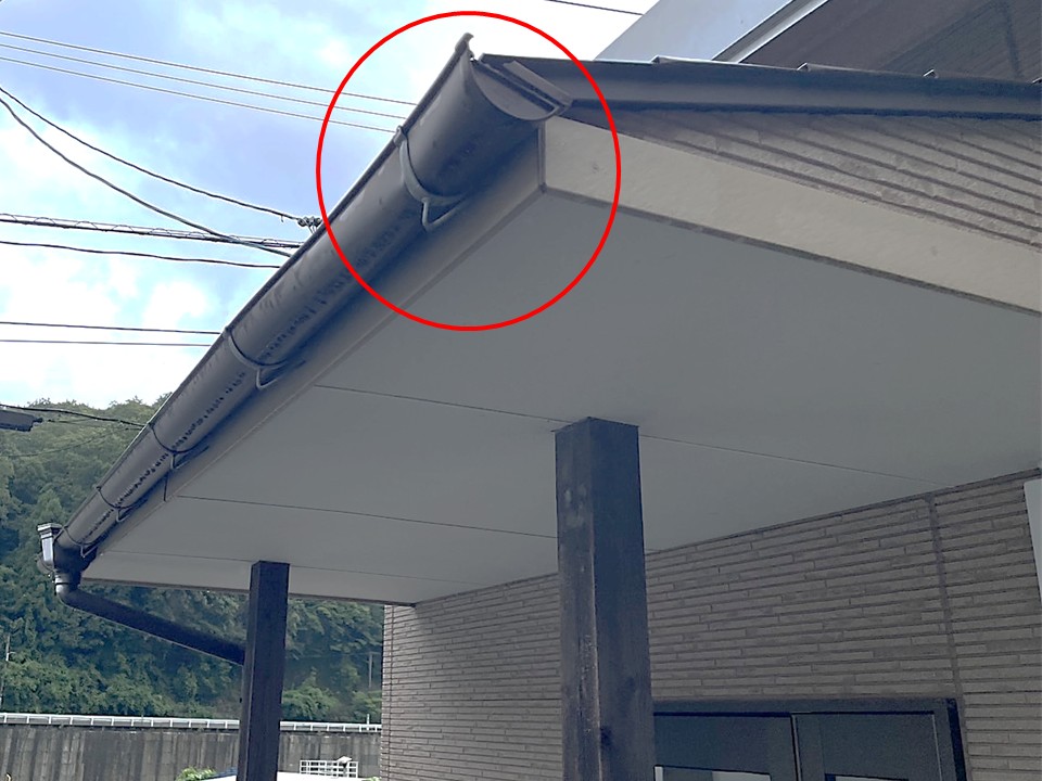 雨樋の変形が見られます