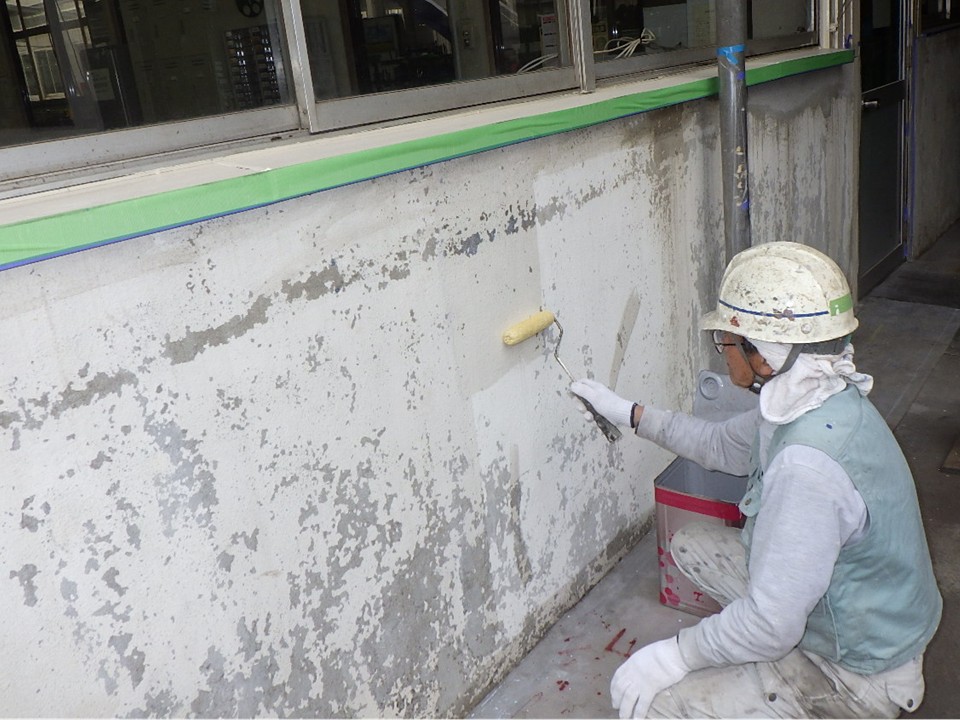 下塗り作業を行っています