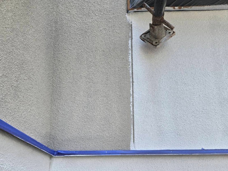 下塗り施工中です