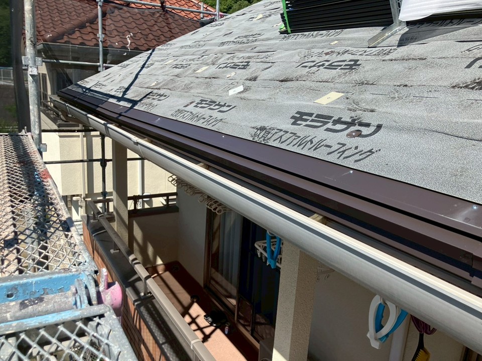 唐草板金を取り付けています