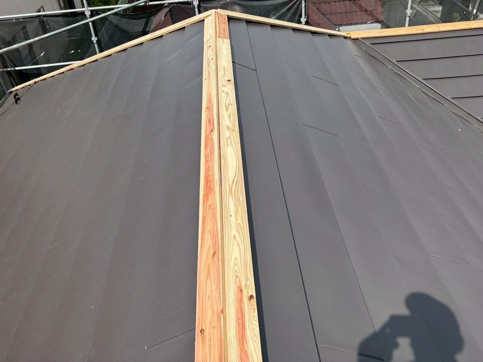 棟板金の施工をしていきます