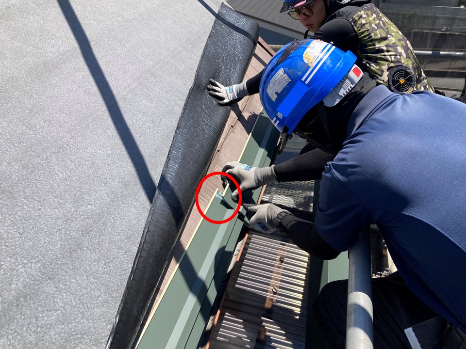 唐草板金施工の様子です