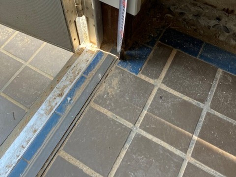 既存ドア枠の確認と採寸