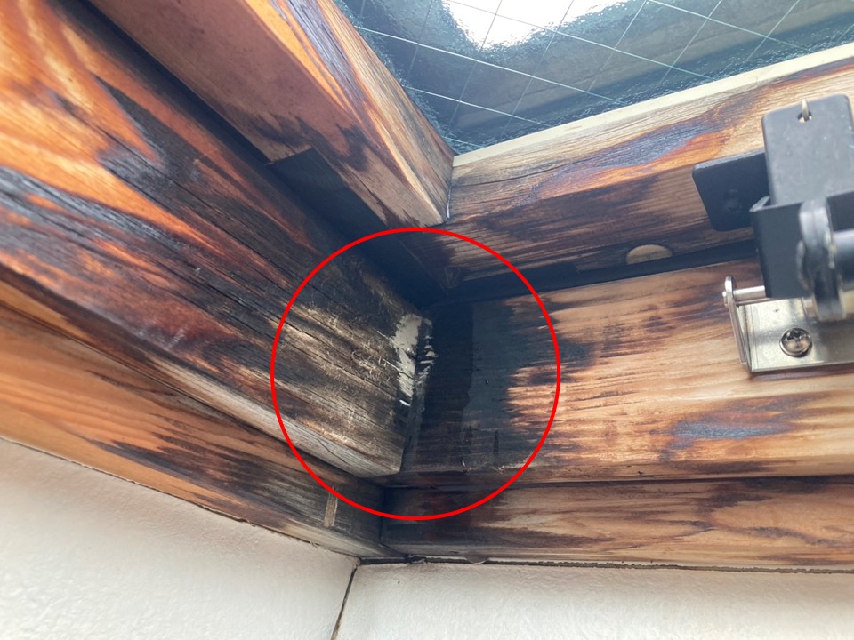 木枠に黒ずみあり