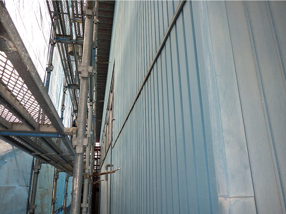 施工前の塩ビ鋼板外壁