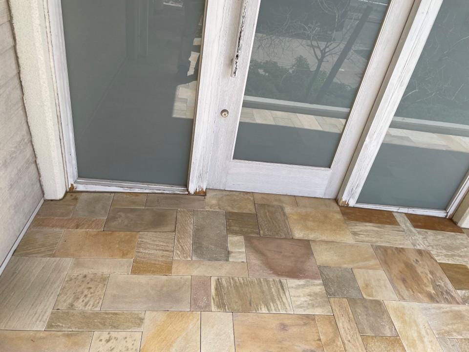 玄関ドア下部の状態