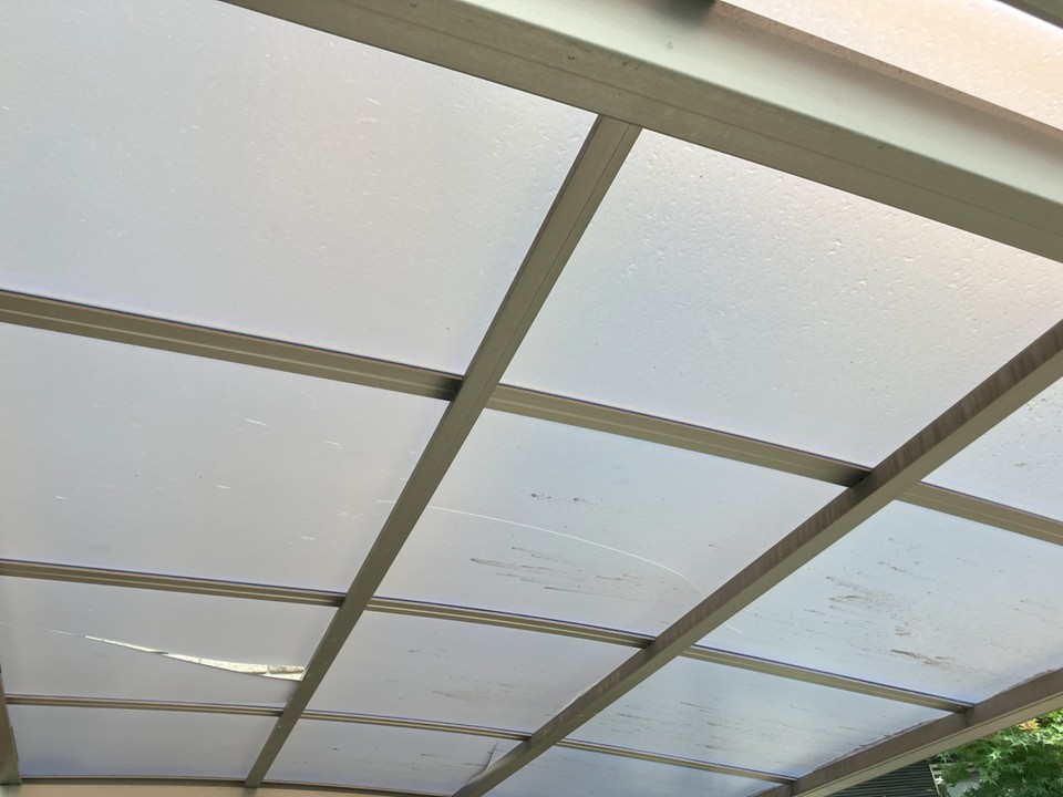 ☀ ポリカーボネート屋根が劣化する主な原因