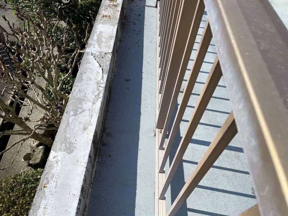 既存の防水層は劣化しています