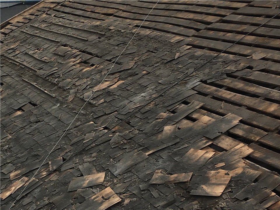 既存瓦とルーフィングを撤去していきます