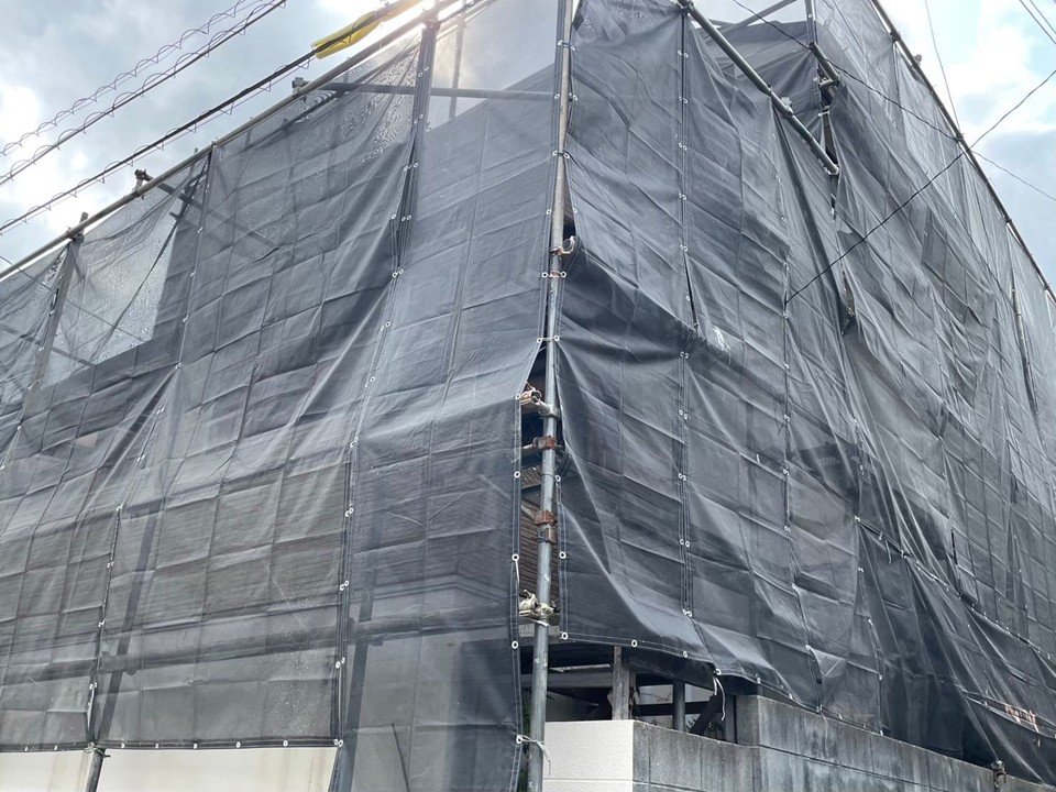 周囲にメッシュシートを張ります