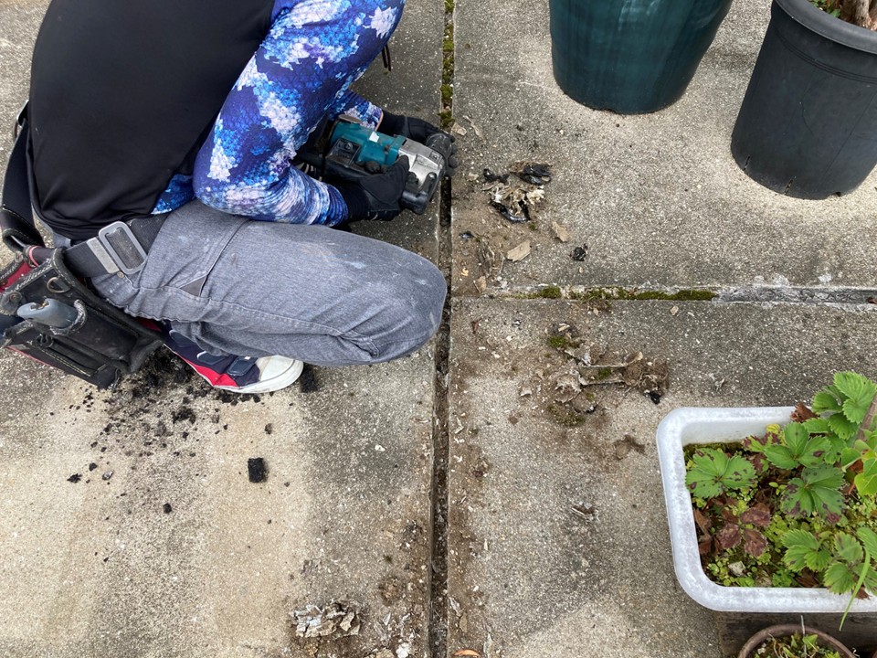 既存目地の掃除、コーキング撤去を行います