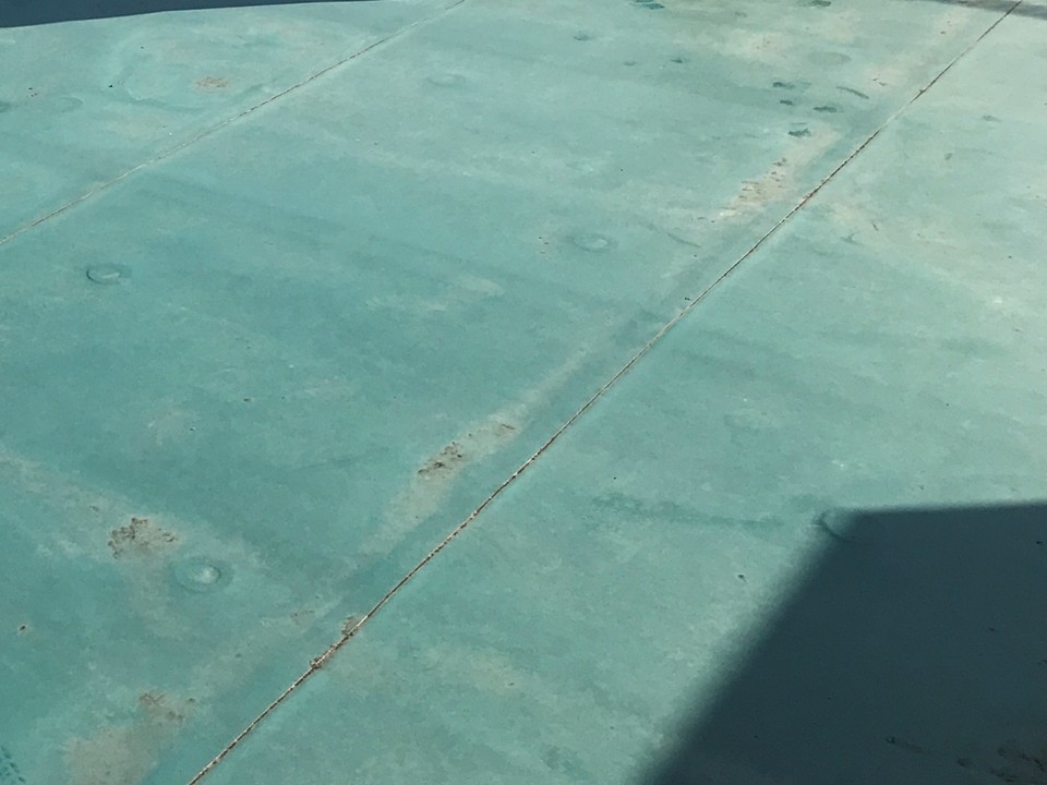 全体的に色褪せが見られます