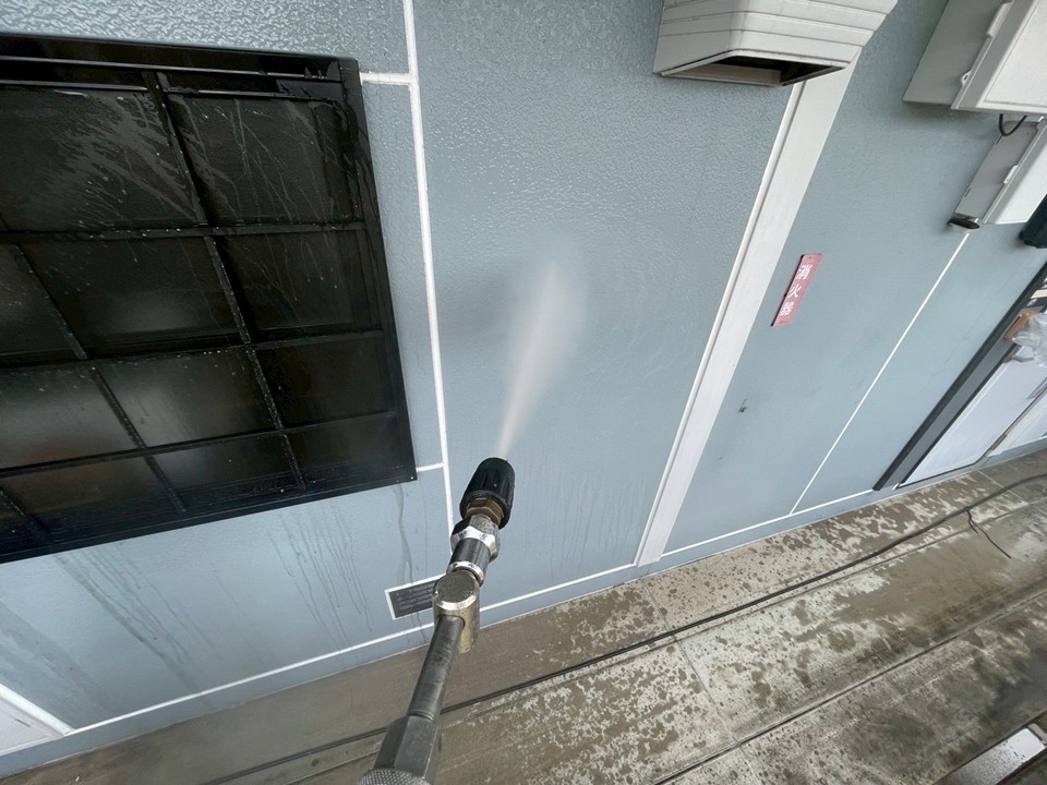 高圧洗浄で汚れを落としていきます