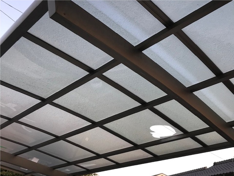 屋根材の破損を確認