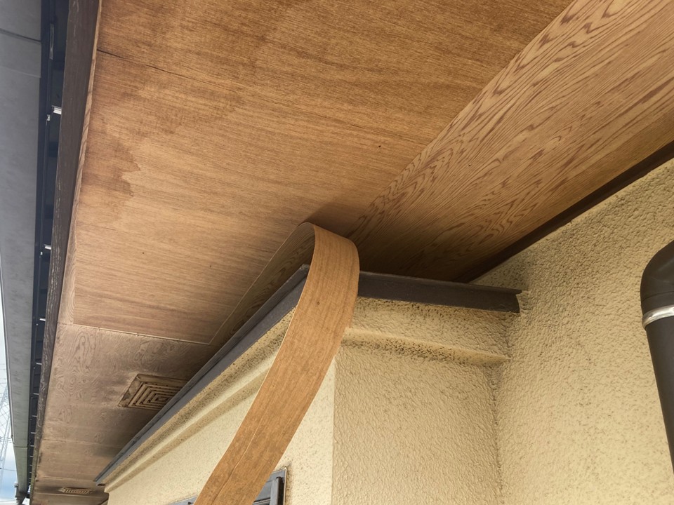 軒天の剥がれに注意してください