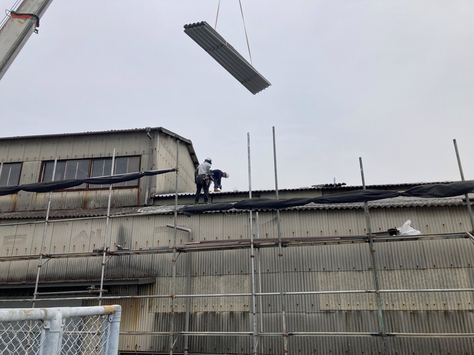 屋根材の荷揚げをしています