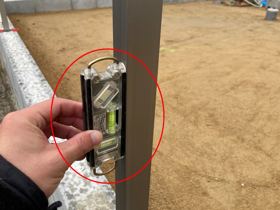 水平器で垂直を確認します