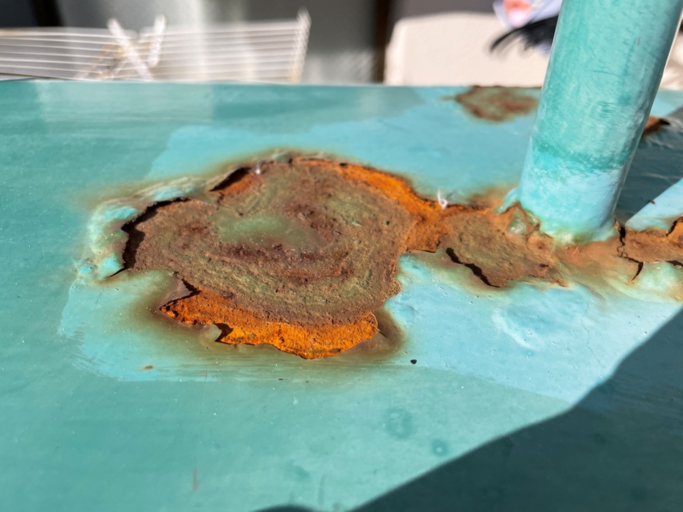 手摺がサビで腐食しています