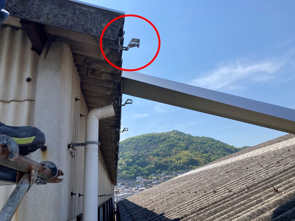 支持金具に取り付けていきます