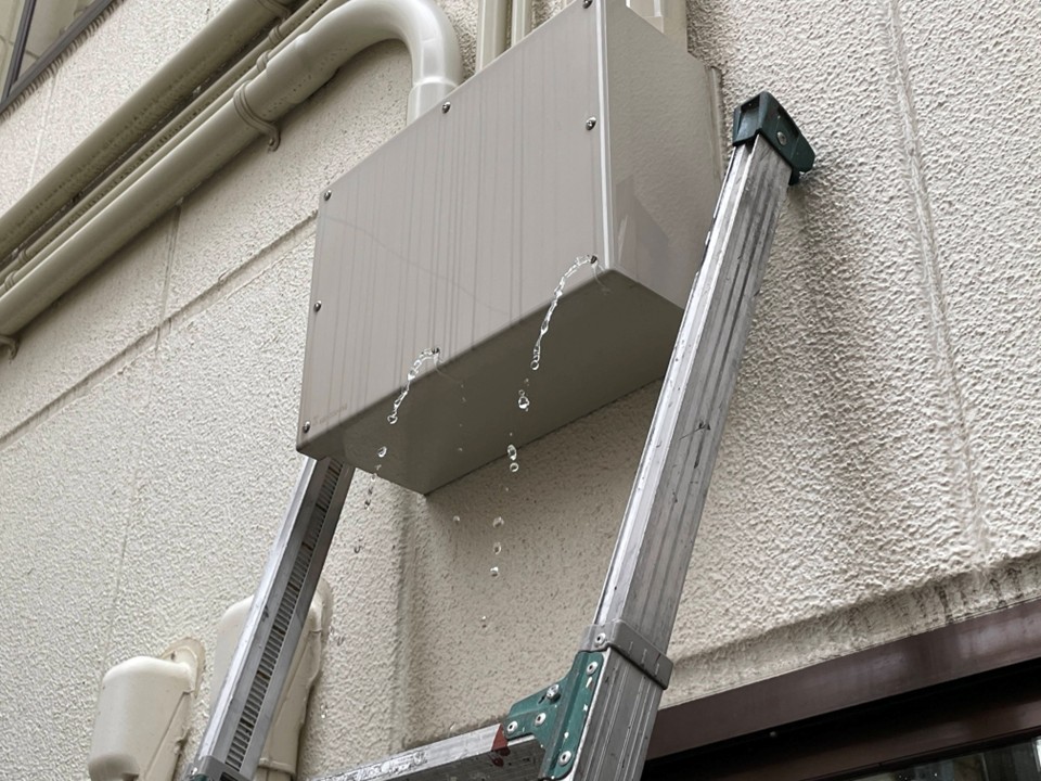 ビスの穴から水が流れだしています。