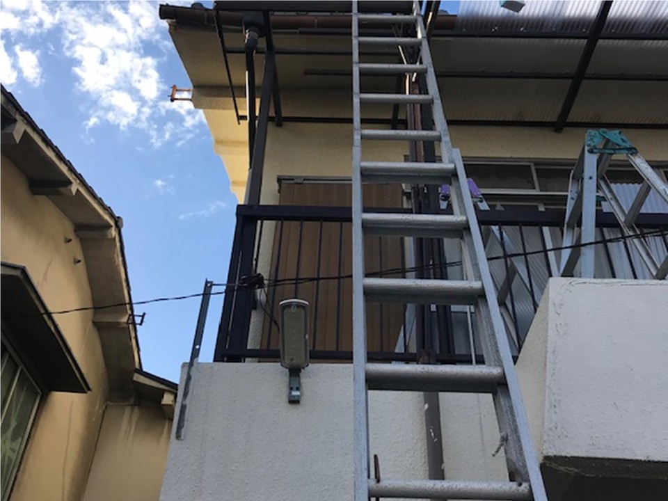 二連梯子で作業を行います