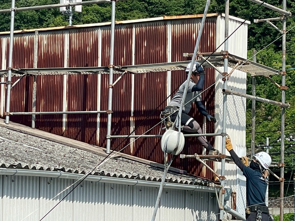 仮設足場の組み立てが始まりました