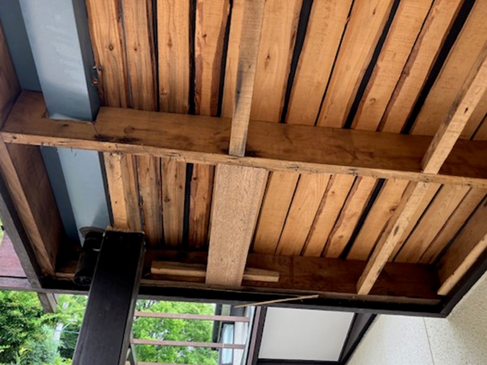 下地の状態を確認し補強を行います