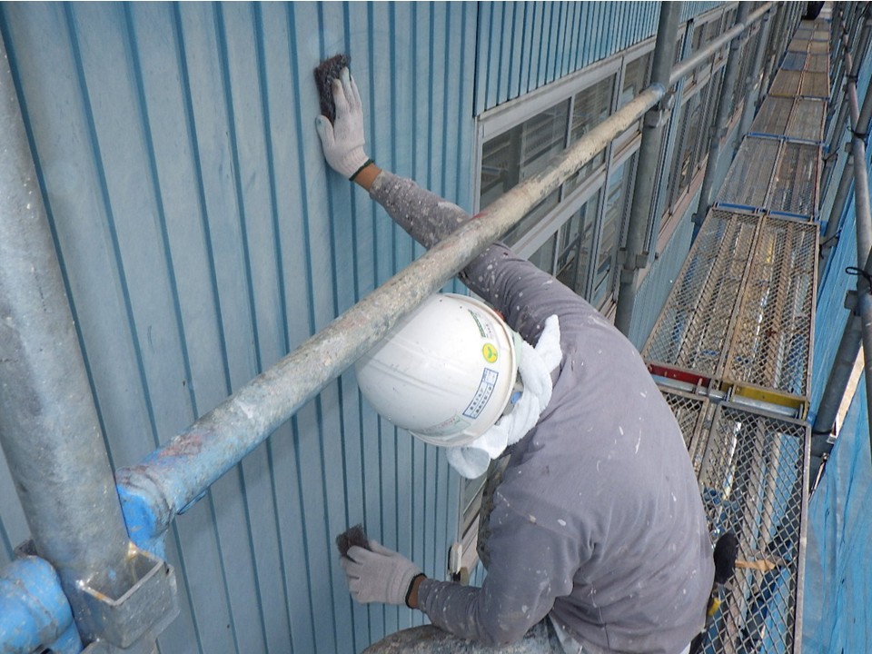 ケレン作業を行っています