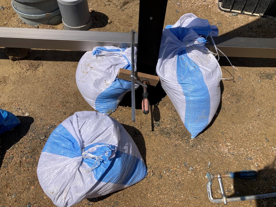 クランプを使って仮固定しています