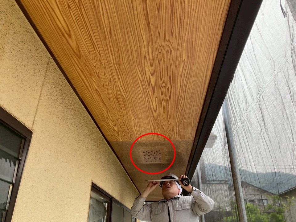 軒天材を取り付けていきます