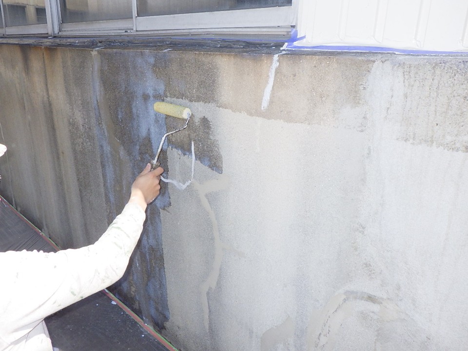 下塗りを行っています