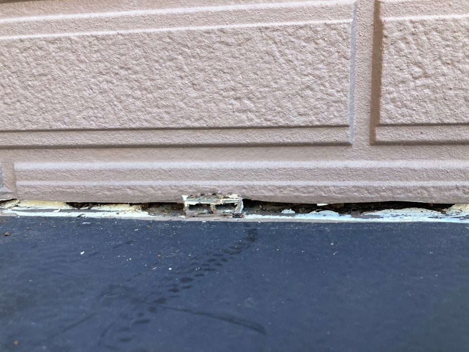 既存シーリング材を撤去します