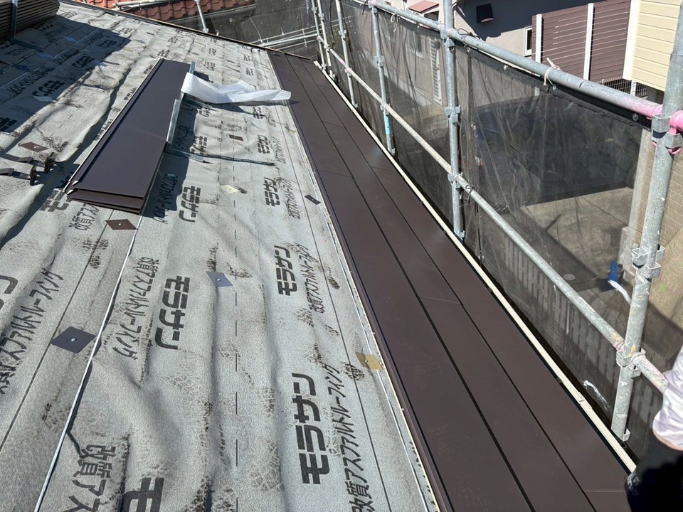 屋根材の施工をしていきます