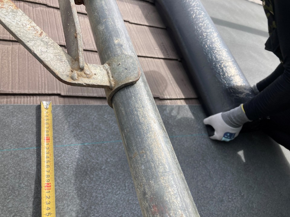 重なり幅を確認しながら施工しています