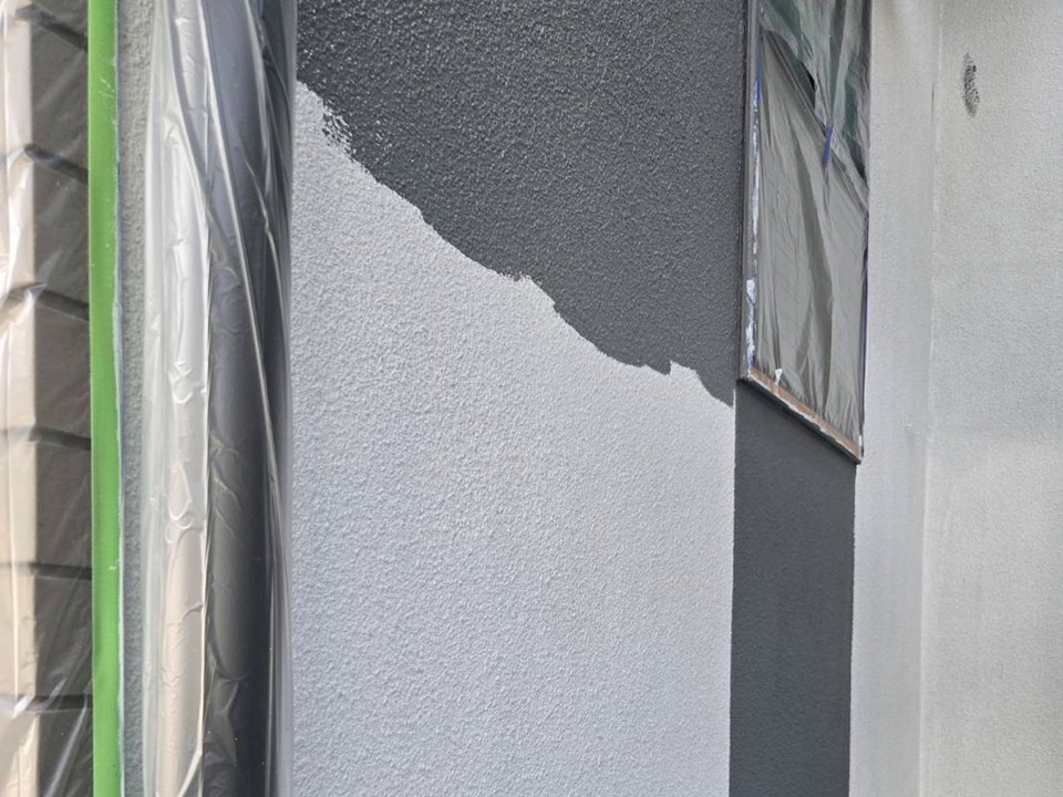 中塗り施工中です