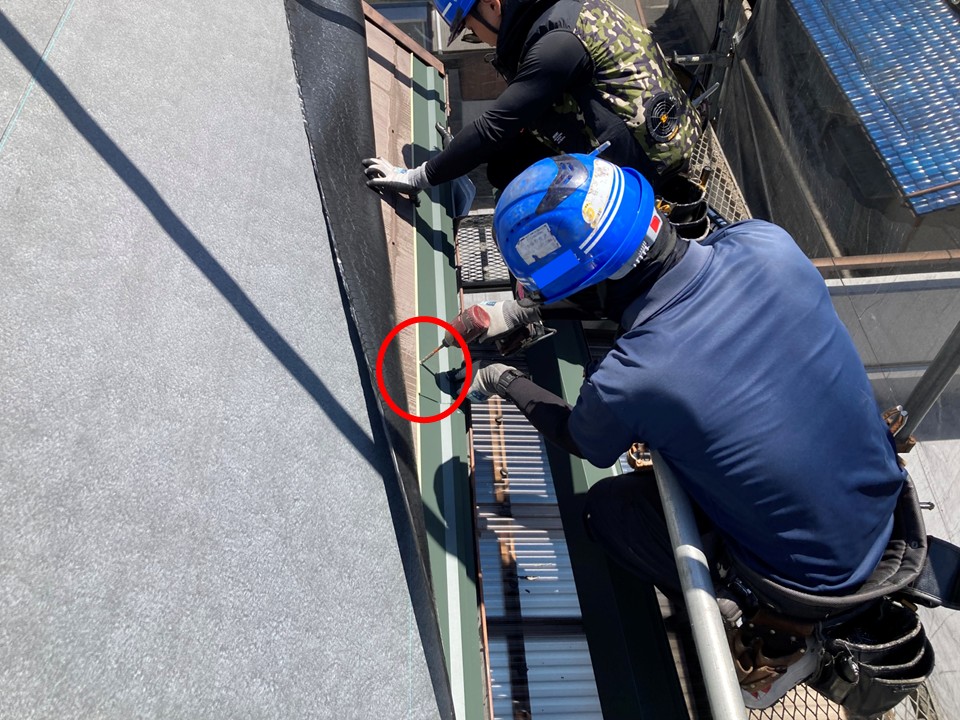 唐草板金施工の様子です