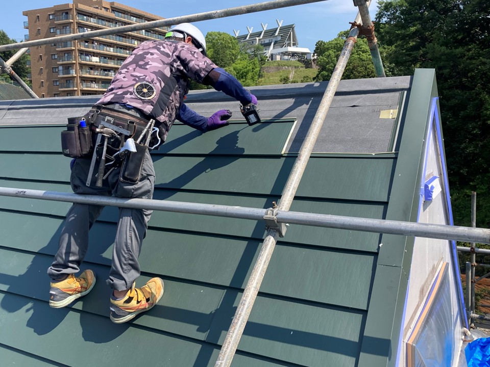 屋根材施工工程です