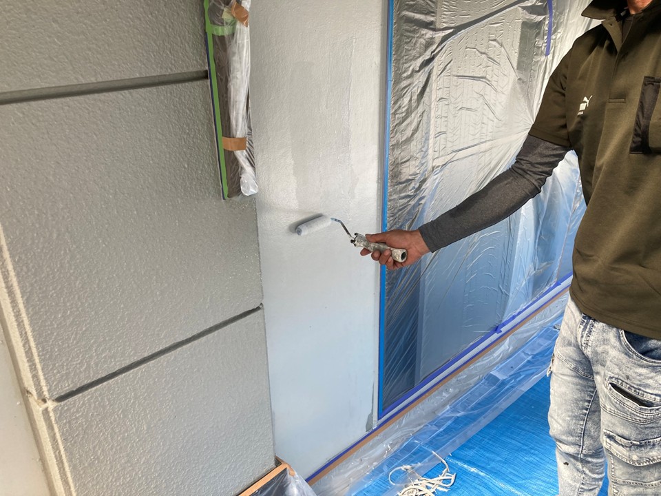 下塗り作業の様子です