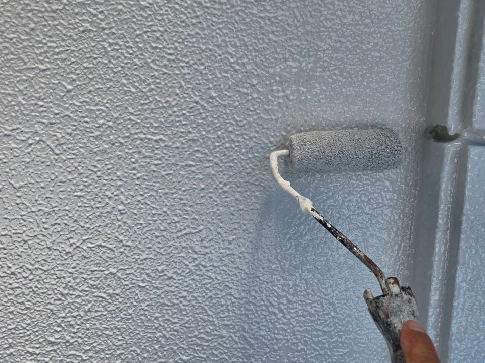 中塗り作業を行います