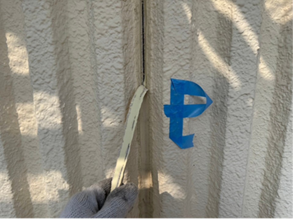 既存シーリング材を撤去します