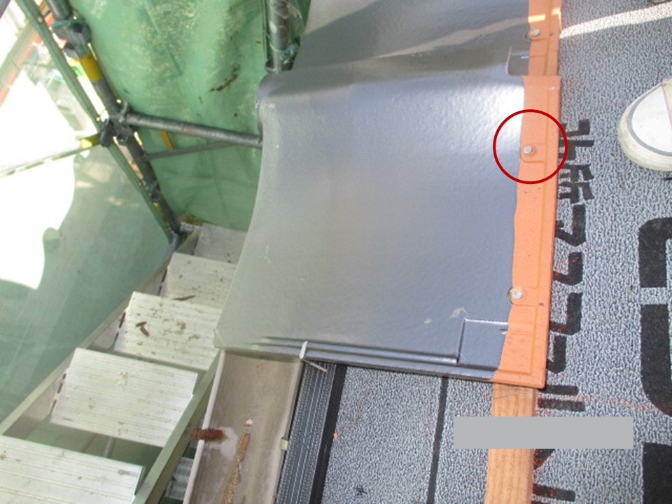 瓦を1枚ずつ丁寧に取り付け